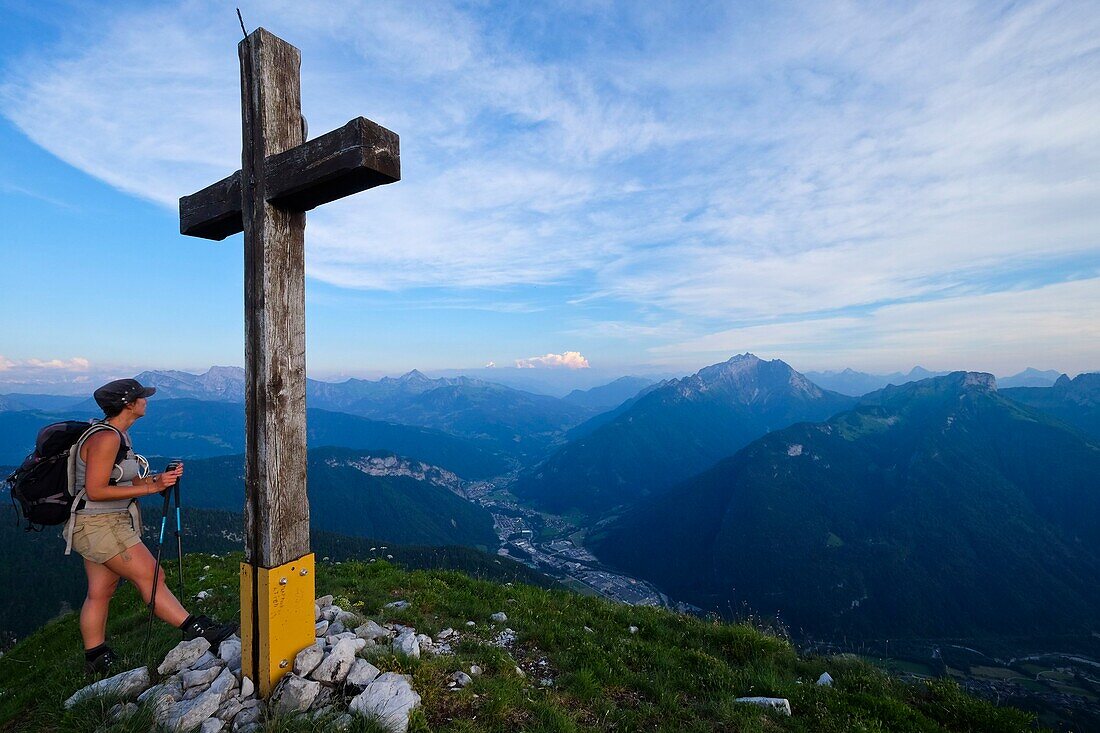 Frankreich, Haute Savoie, La Balme de Thuy, Blick auf Thônes und Tournette von Tête Ronde