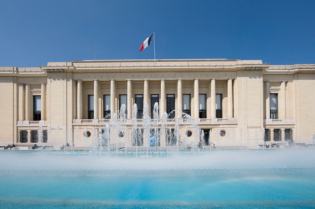 Frankreich, Hauts de Seine, Puteaux, Rathaus, Gebäude im Art-déco-Stil, Esplanade, Teich und Springbrunnen