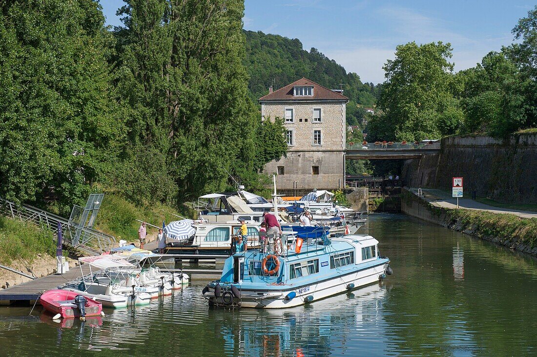 France, Doubs, Besancon, loop boat trip on the Doubs, passage to the port of the lock