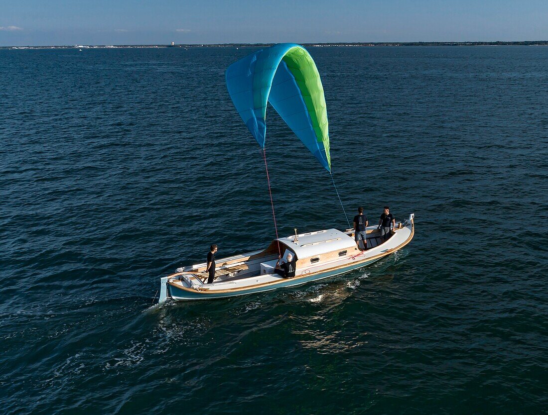 Frankreich, Gironde, Bassin d'Arcachon, Arcachon, Pinasse (traditionelles Boot), das von einem Drachensegel gezogen wird, der LibertyKite® ist ein Konzept, das von dem Seefahrtingenieur Yves Parlier und seiner Firma Beyond de Sea entwickelt wurde (Luftaufnahme)