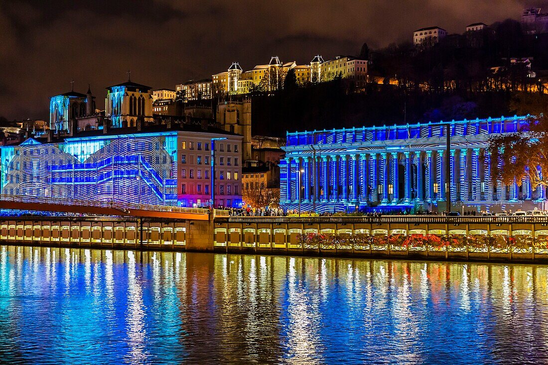 Frankreich, Rhone, Lyon, historische Stätte, die von der UNESCO zum Weltkulturerbe erklärt wurde, die Kathedrale St. Jean, das Gerichtsgebäude am Ufer der Saone und die Basilika Notre Dame de Fourviere während der Fete des Lumieres (Lichtfest), die Reflets von Damien Fontaine auf dem Hügel von Fourviere