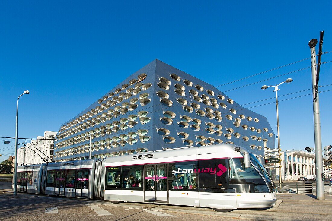 Frankreich, Meurthe et Moselle, Nancy, die Straßenbahn und das moderne Gebäude in der Avenue XX Corps im neuen Stadtteil Ile de Corse