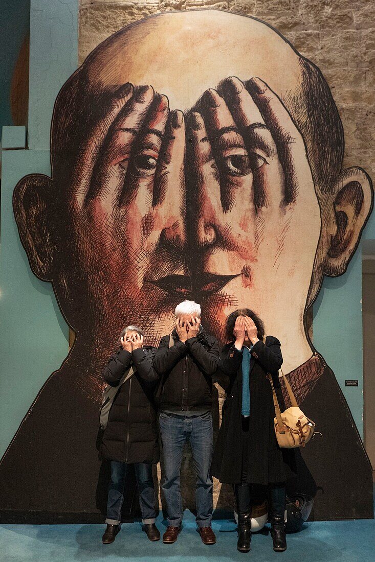 Frankreich, Paris, Zuschauer posieren vor einem Fresko von Roland Topor