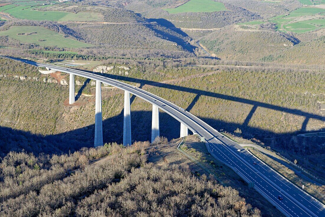 Frankreich, Aveyron, Compeyre, Landstraße auf dem Viadukt