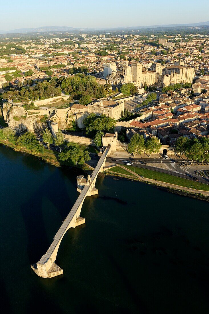 Frankreich, Vaucluse, Avignon, die Brücke Saint Benezet (XII) über die Rhone, von der UNESCO zum Weltkulturerbe erklärt (Luftaufnahme)