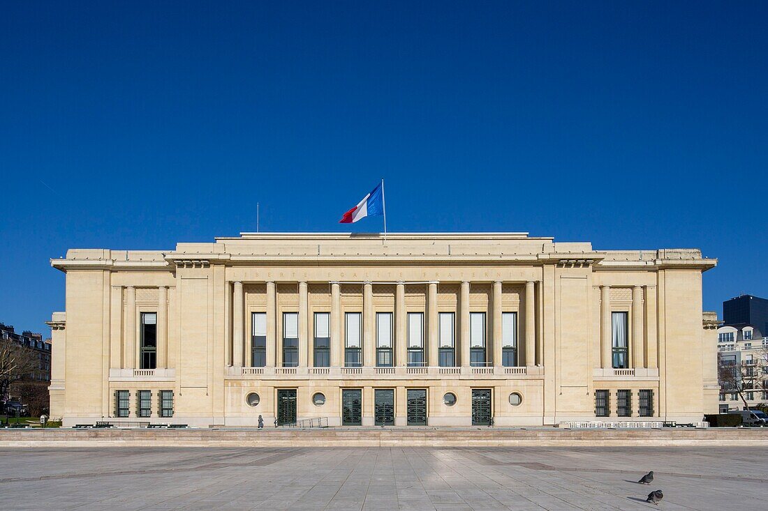 France, Hauts de Seine, Puteaux, Town Hall, building with Art Deco architecture, esplanade