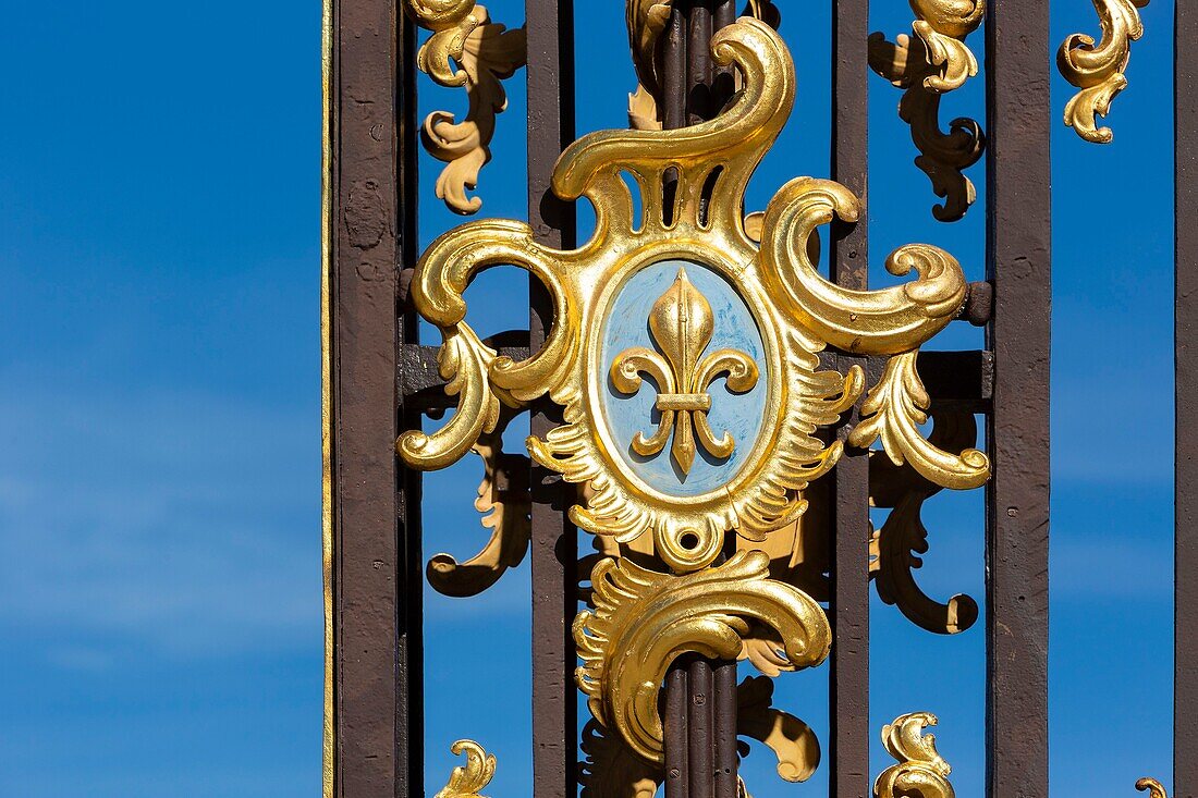 Frankreich, Meurthe et Moselle, Nancy, Stanislas-Platz (ehemaliger königlicher Platz), erbaut von Stanislas Leszczynski, König von Polen und letzter Herzog von Lothringen im 18. Jahrhundert, von der UNESCO zum Weltkulturerbe erklärt, Metalltor und Geländer mit Blattgold verkleidet von Jean Lamour