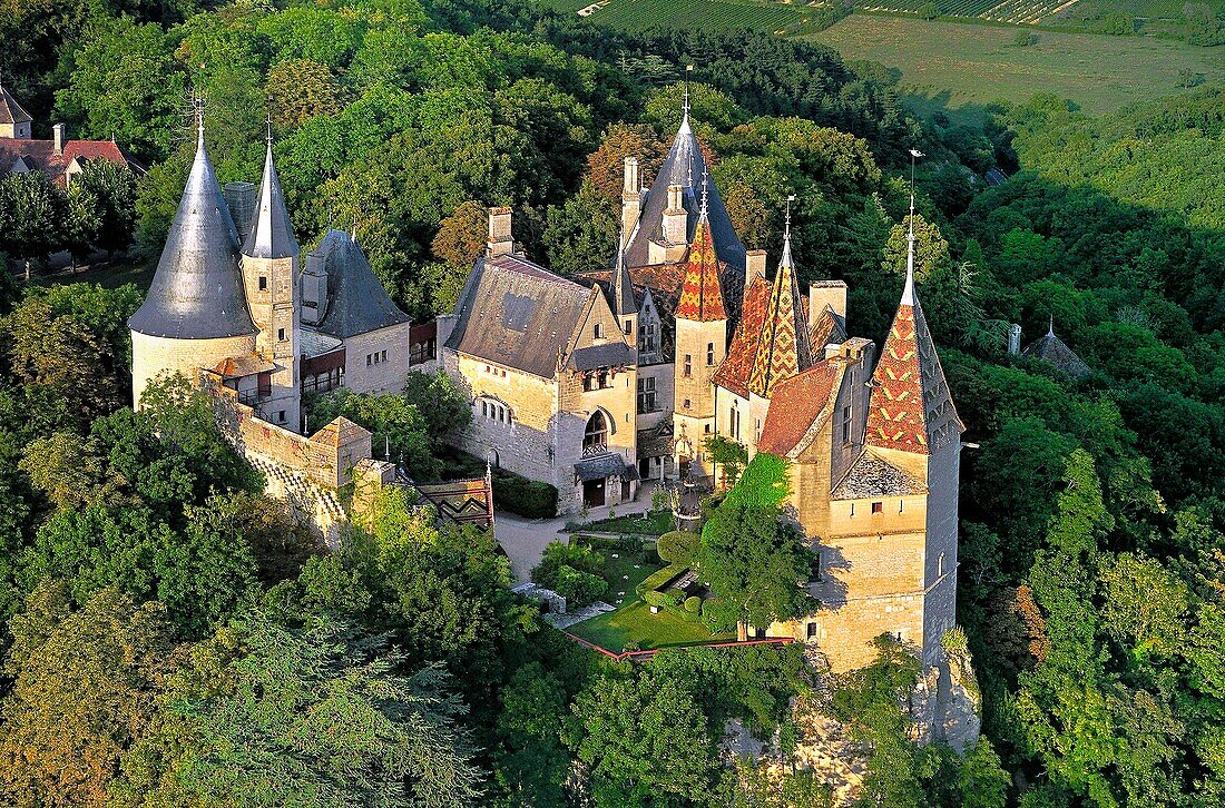 Frankreich, Cote d'Or, La Rochepot, das Schloss (Luftaufnahme)