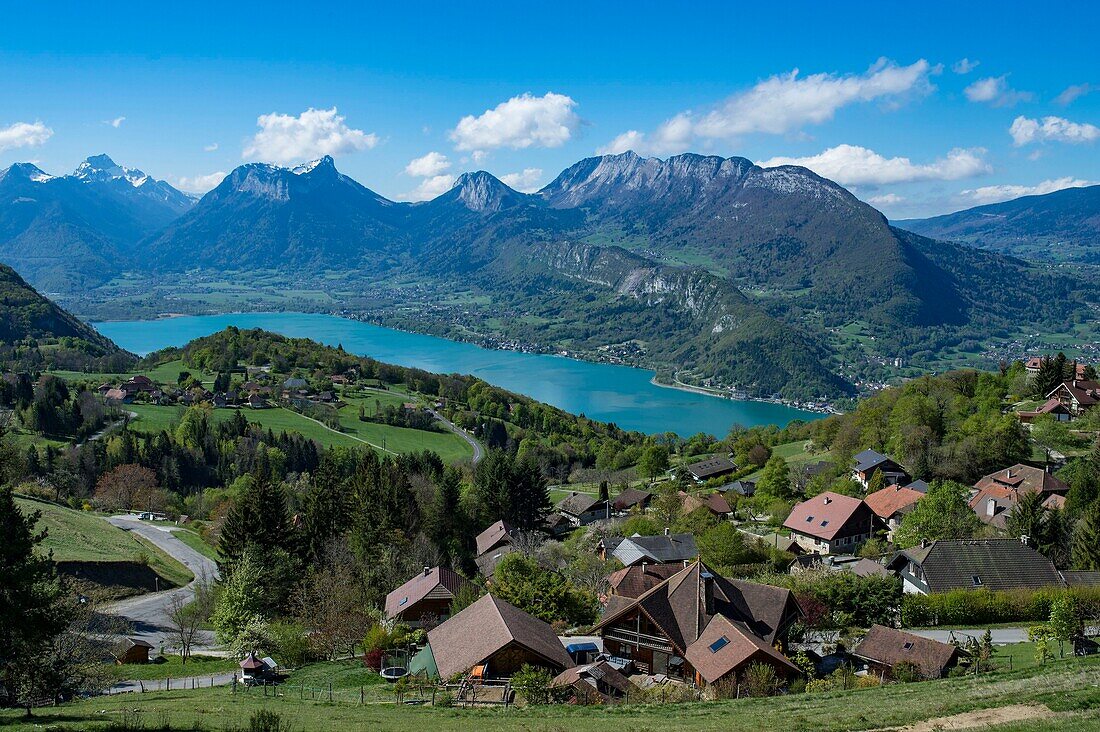 Frankreich, Haute Savoie, Annecy-See, Talloires, der kleine See, die Bucht und das Baugess-Massiv von der Straße von Planfait aus gesehen