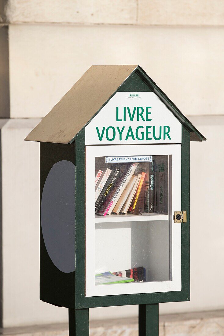 France, Hauts de Seine, Puteaux, Livre Voyageur, boxes of books installed in the parks of Puteaux