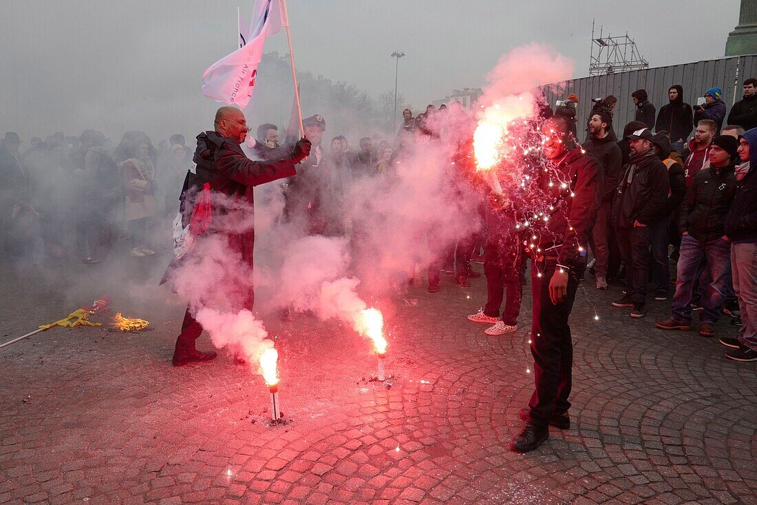 Frankreich, Paris, Kundgebung auf dem Place de la Bastille, Rauchbomben