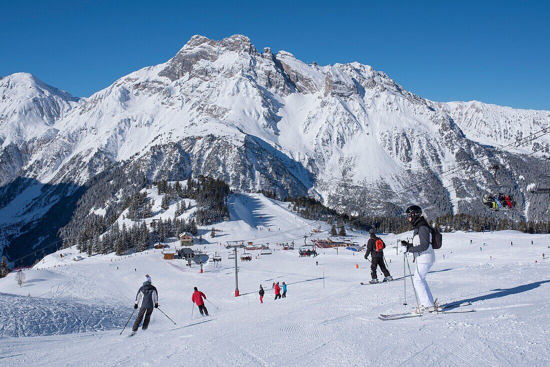 Frankreich, Savoie, Massif de la Vanoise, Pralognan La Vanoise, Nationalpark, im Skigebiet, Gruppe von Skifahrern mit Skilehrer auf der blauen Piste der Combe