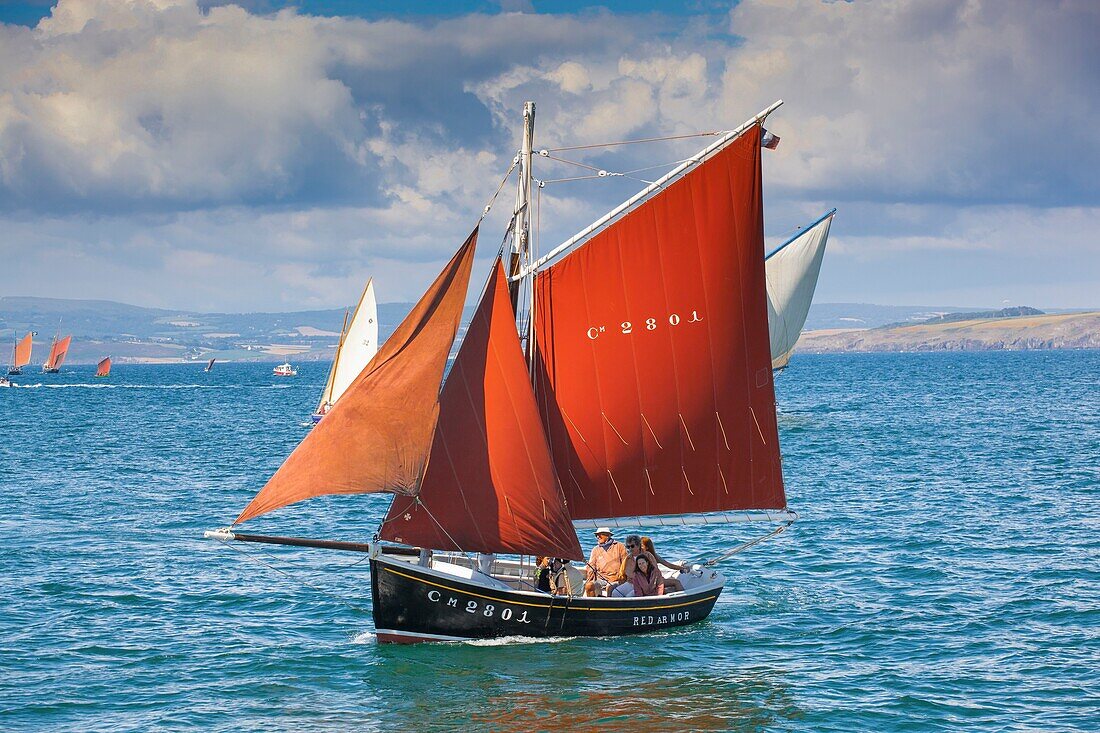 Frankreich, Finistere, Douarnenez, Festival Maritime Temps Fête, Red Ar Mor, traditionelles Segelboot im Hafen von Rosmeur