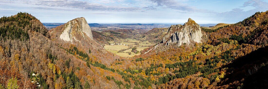 Frankreich, Puy de Dome, regionaler Naturpark der Vulkane der Auvergne, Monts Dore, Col de Guéry, Roches Tuiliere (links) und Sanadoire (rechts), zwei vulkanische Erhebungen