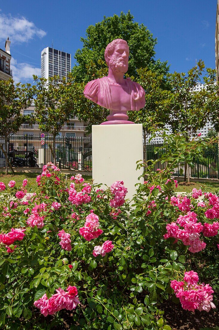 Frankreich, Hauts de Seine, Puteaux, Büste des Hippokrates und Rosen im Garten des CMD Dolto