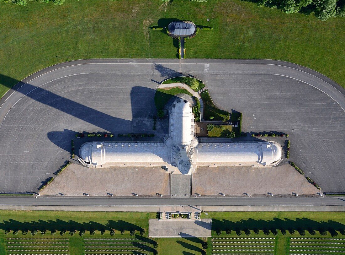 Frankreich, Maas, Douaumont, Beinhaus von Douaumont der Soldatenfriedhof der Gefallenen des Krieges 14 18 (Luftaufnahme)