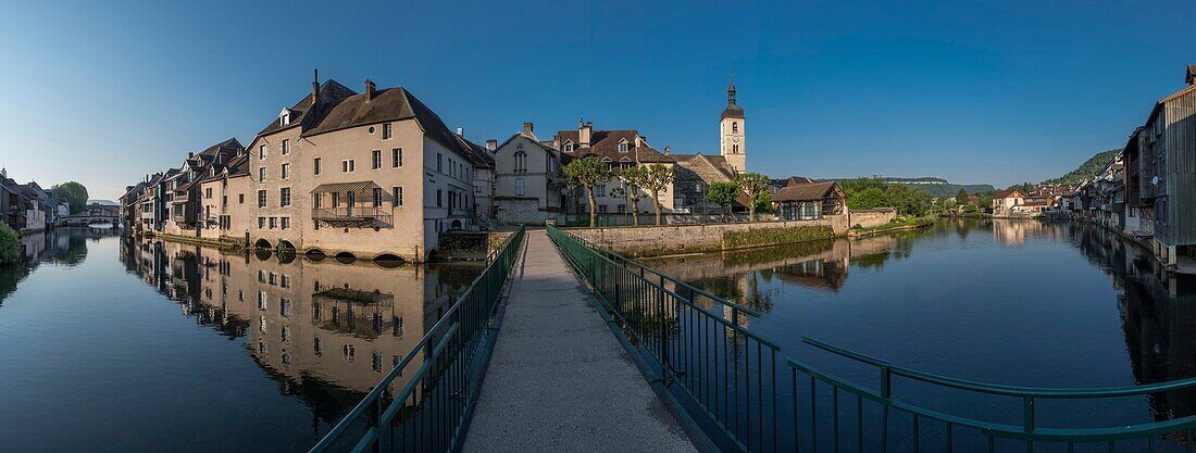Frankreich, Doubs, Loue-Tal, Panoramablick auf den Spiegel von Loue nach Ornans an der Brücke