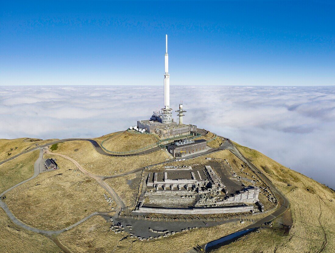 Frankreich, Puy de Dome, Orcines, Regionaler Naturpark der Vulkane der Auvergne, die Chaîne des Puys, von der UNESCO zum Weltkulturerbe erklärt, der Vulkan Puy de Dome (Luftaufnahme)