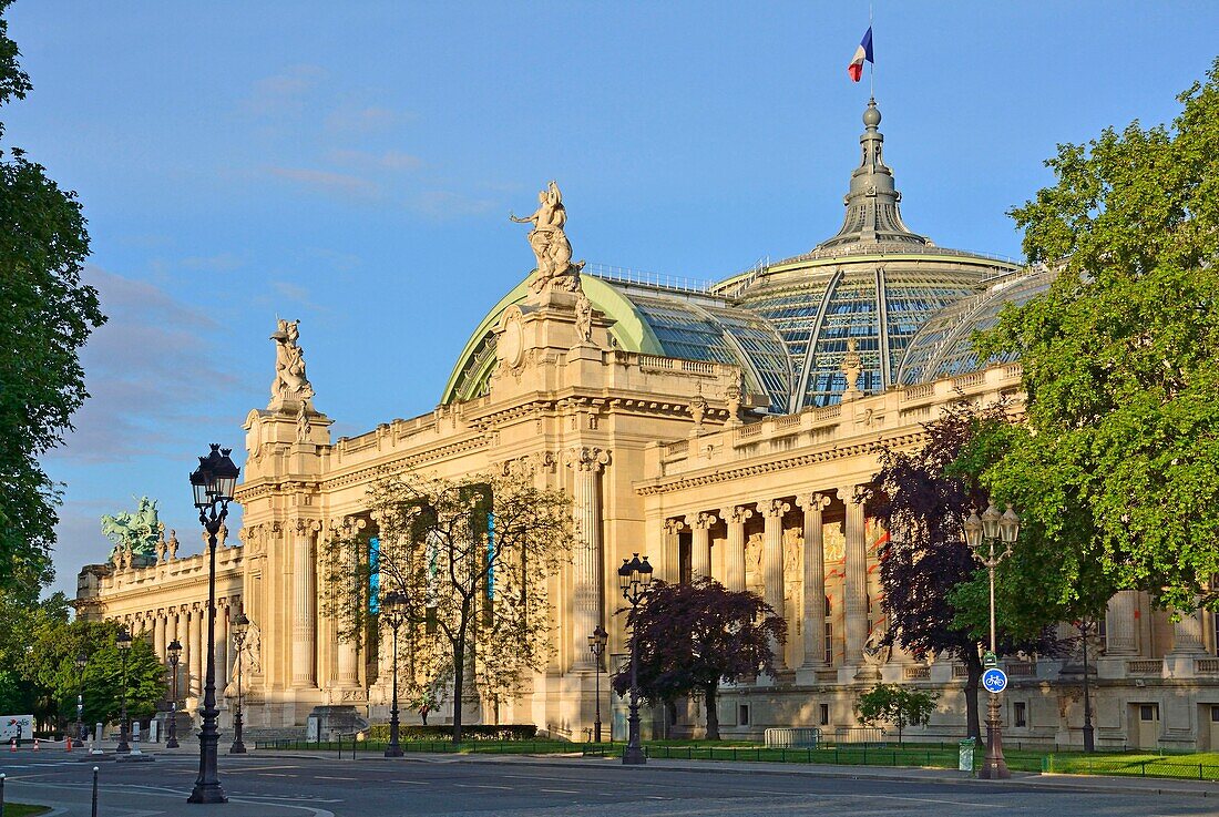 Frankreich, Paris, von der UNESCO zum Weltkulturerbe erklärtes Gebiet, Kupferquadriga von Georges Recipon auf dem Dach des Grand Palais, allegorisches Kunstwerk, das den Sieg der Harmonie über die Zwietracht darstellt
