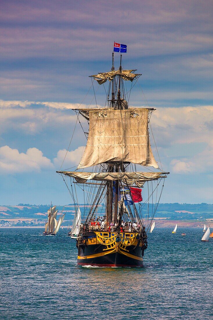 France, Finistere, Douarnenez, Festival Maritime Temps Fête, Etoile du Roy, traditional sailboat on the port of Rosmeur