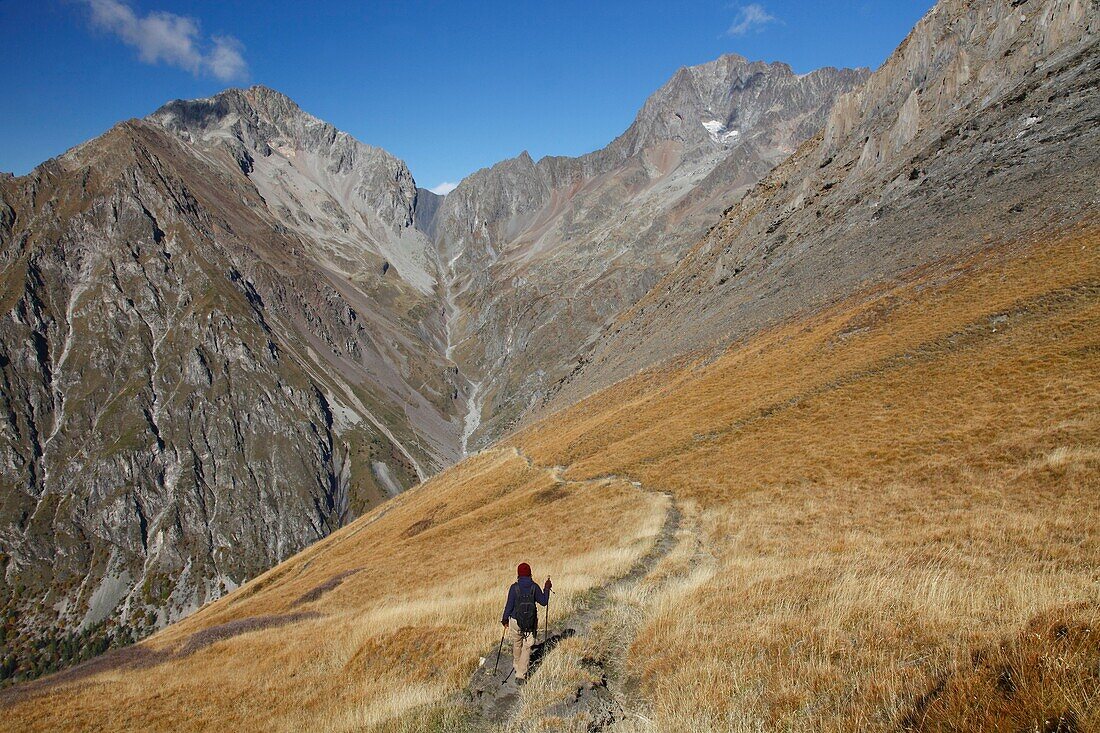 Frankreich, Isere, Valjouffrey, Nationalpark Ecrins, Haut Beranger Tal, Wanderin beim Abstieg vom Cote Belle Pass