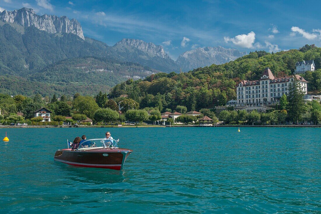 Frankreich, Haute Savoie, Annecy, Spaziergang auf dem See mit dem Boot Riva Sammlung mit dem Dorf und dem Palast von Menthon Saint Bernard und die Zähne von Lanfon