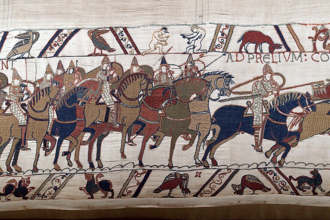 Frankreich, Calvados, Bayeux, Tapisseriemuseum, Bayeux Tapestry, von der UNESCO zum Weltkulturerbe erklärt, Königin Mathilde Tapestry, die die Geschichte der Invasion Englands durch Wilhelm den Eroberer erzählt, die Szenen des Bayeux Tapestry sind mit Wollfäden auf ein Leinentuch gestickt