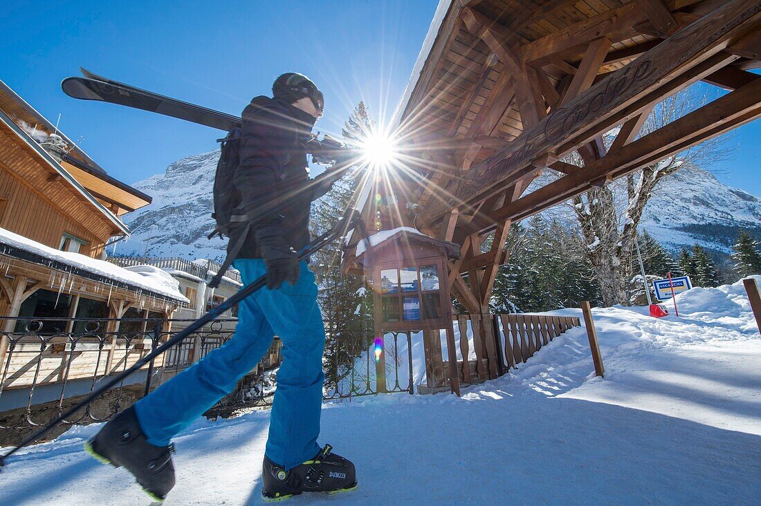 Frankreich, Savoie, Massif de la Vanoise, Pralognan La Vanoise, Nationalpark, Skifahrer zu Fuß, der seine Skier auf der Schulter trägt, an der Schneefront