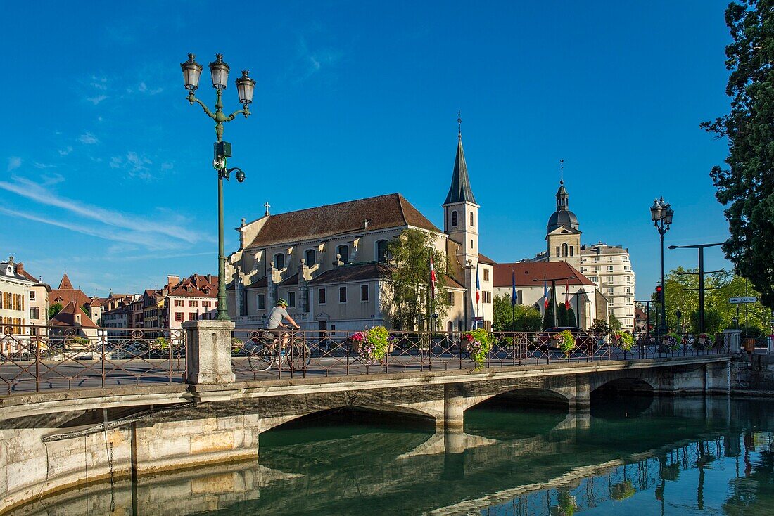France, Haute Savoie, Annecy, the churches of St. Francis de Sales and St. Maurice behind the bridge of Les Halles and the beginning of the Thiou canal spillway of the lake