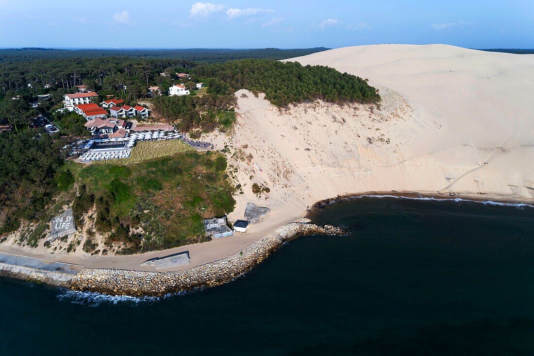 Frankreich, Gironde, Bassin d'Arcachon, La Teste-de-Buch, Pyla-sur-mer, Dune du Pilat, La Co(o)rniche Hotel, Schwimmbad (Luftaufnahme)