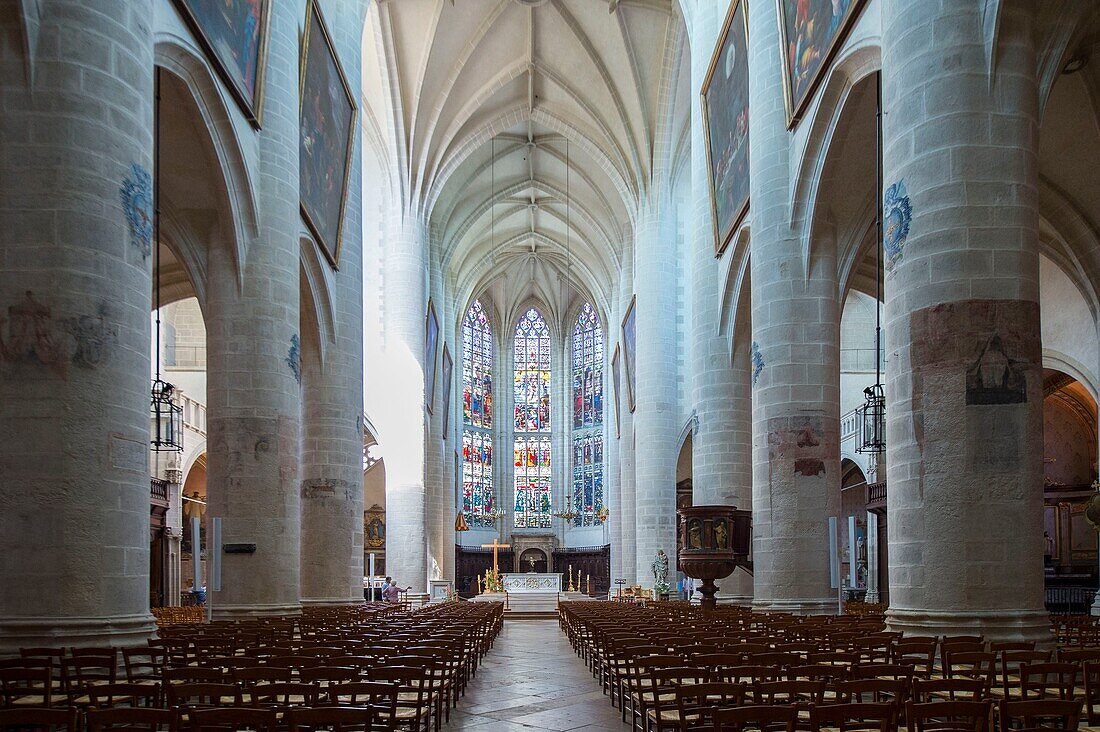 Frankreich, Jura, Dole, das Hauptschiff der Stiftskirche Notre Dame