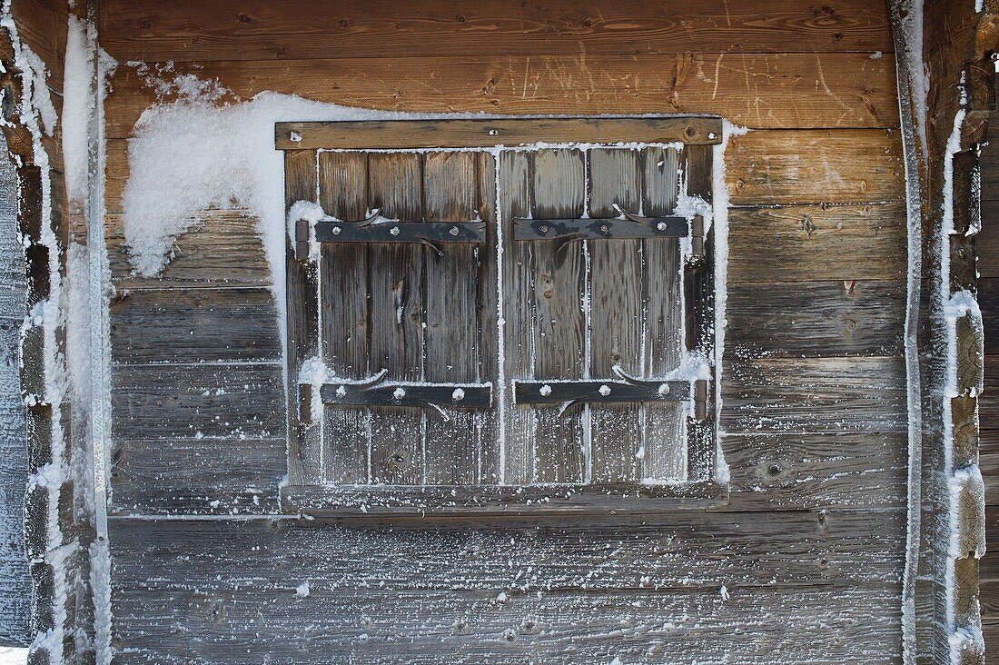 Frankreich, Haute Savoie, Massiv Bauges, oberhalb Annecy Grenze mit der Savoie, auf dem Plateau Semnoz Schnee auf einer Fassade von Chalet stecken