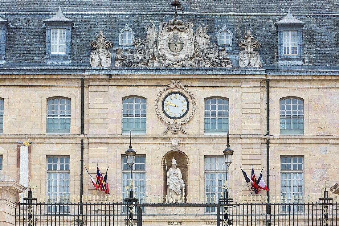 Frankreich, Cote d'Or, Kulturlandschaft des burgundischen Klimas, von der UNESCO zum Weltkulturerbe erklärt, Place de la Liberation (Platz der Freiheit) und Palast der Herzöge von Burgund, der das Rathaus und das Museum der schönen Künste beherbergt