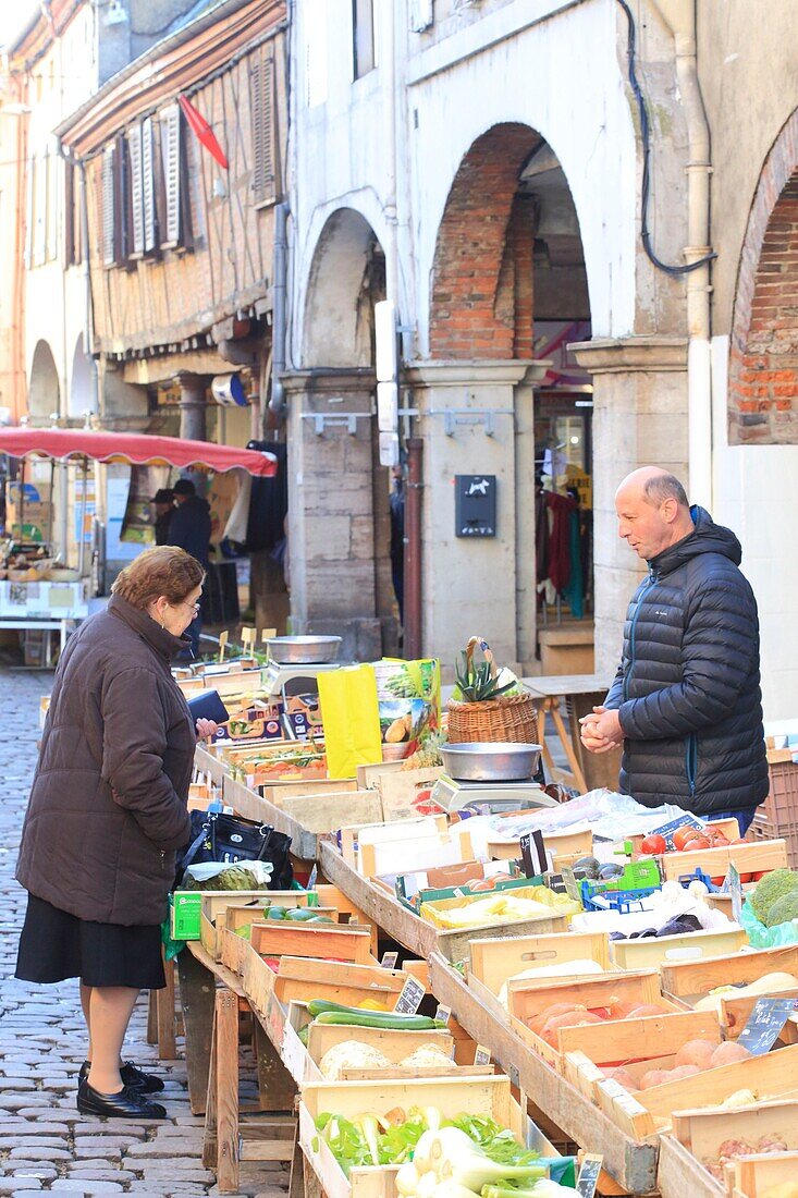 Frankreich, Saone et Loire, Bresse Burgund, Louhans, Markt, Verkäufer von Obst und Gemüse unter den Arkaden