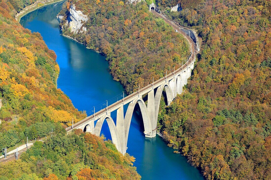 Frankreich, Ain, Regionaler Naturpark Haut Jura, Leaz, Die Ecluse-Parade (denkmalgeschützt) und das Longeray-Viadukt an der Rhone (Luftaufnahme)