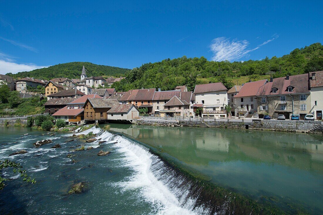 Frankreich, Doubs, Loue-Tal, eine der vielen Schwellen über den Fluss spiegelt das Dorf Lods wider, eines der schönsten Dörfer Frankreichs