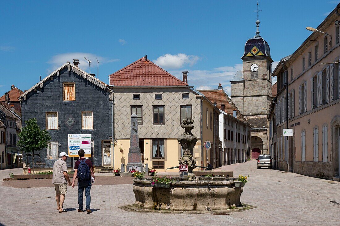 Frankreich, Haute Saone, les milles etangs, das Dorf Faucogney et la Mer, der Platz Poirey und die Kirche Saint Georges