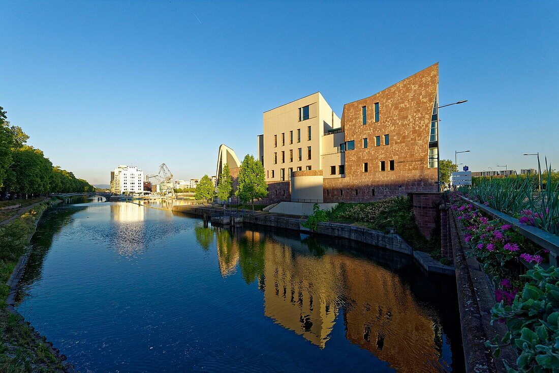 Frankreich, Bas Rhin, Straßburg, Ausbau des Port du Rhin (Rheinhafen) und Umbau des Wellenbrechers des Bassin d'Austerlitz, la Cite de la musique (Kulturzentrum für Tanz und Musik) und Multimediabibliothek Andre Malraux