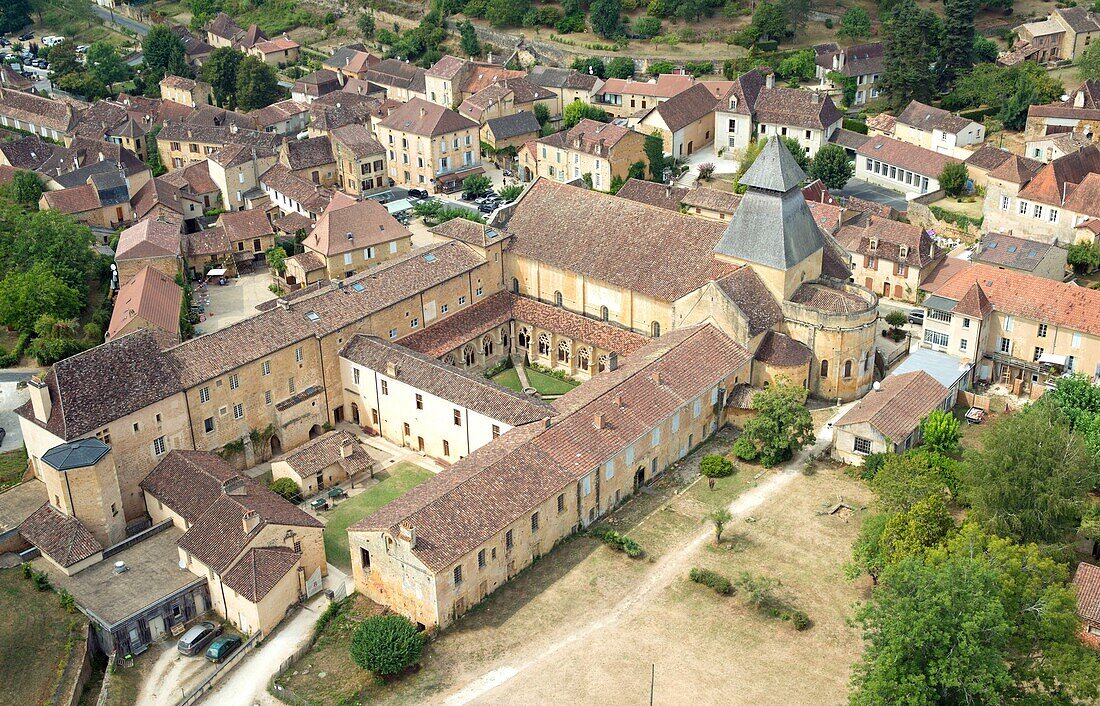 Frankreich, Dordogne, Buisson de Cadouin, Abtei von Cadouin Notre Dame de la Nativite, von der UNESCO zum Weltkulturerbe erklärt (Luftaufnahme)
