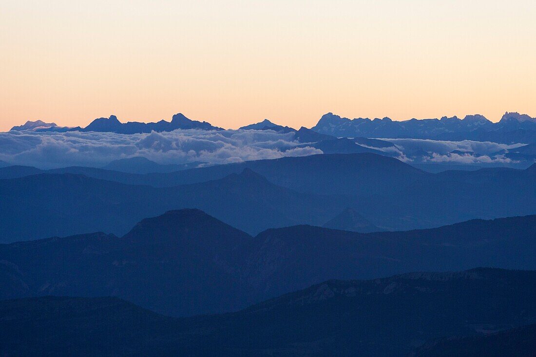 Frankreich, Vaucluse, Bedoin, französische Alpen vom Gipfel des Mont Ventoux (1912 m) bei Sonnenaufgang