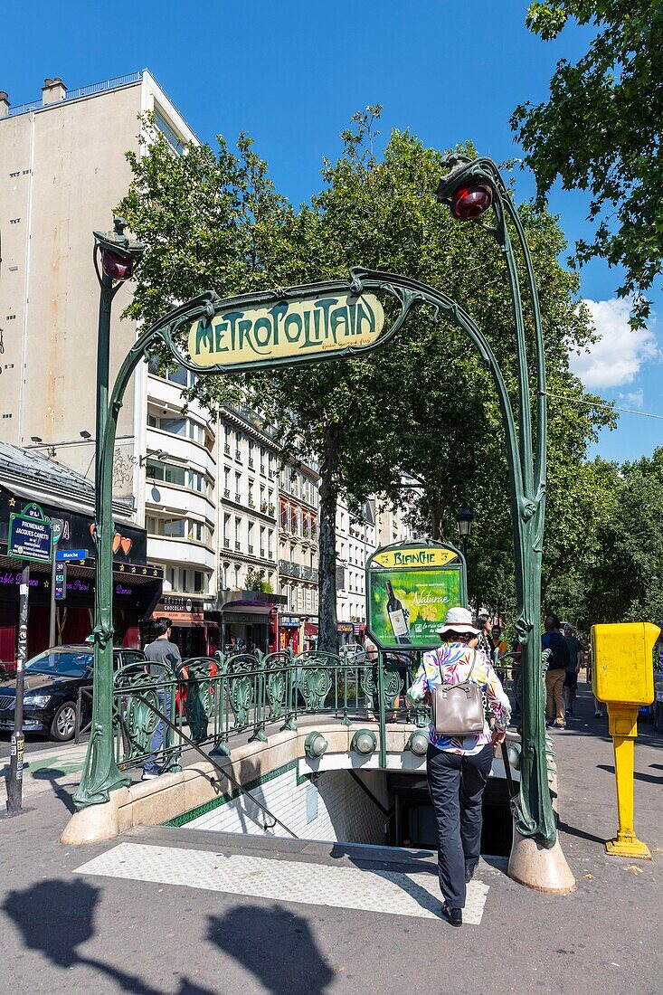 France, Paris, 18th District, Boulevard de Clichy, Metro Blanche