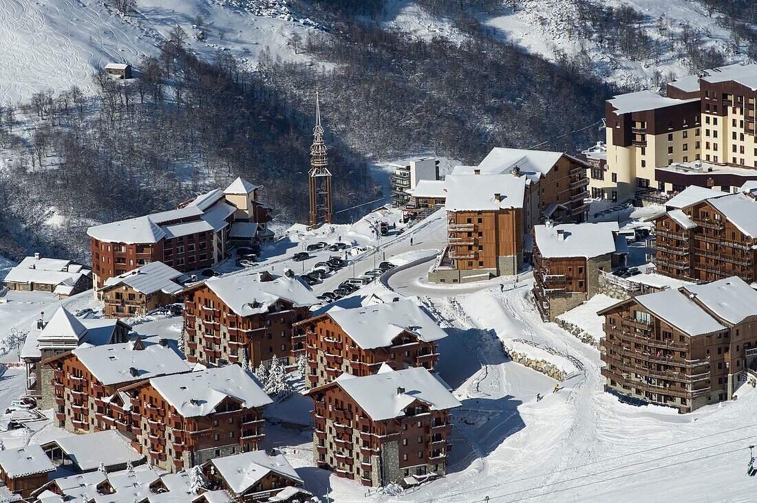 Frankreich, Savoie, Skigebiet der 3 Täler, Saint Martin de Belleville, Ortsteil von Menuires, Weiler Reberty 2000 und Glockenturm