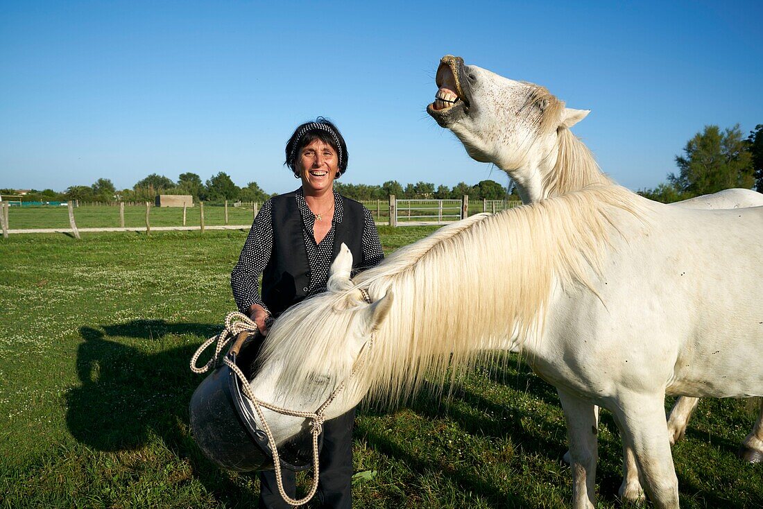 Frankreich, Gard, Montcalm, Camargue, Mas de la Paix, Manade de Saint Louis, Familie Groul, Laurence Groul mit ihrem Pferd