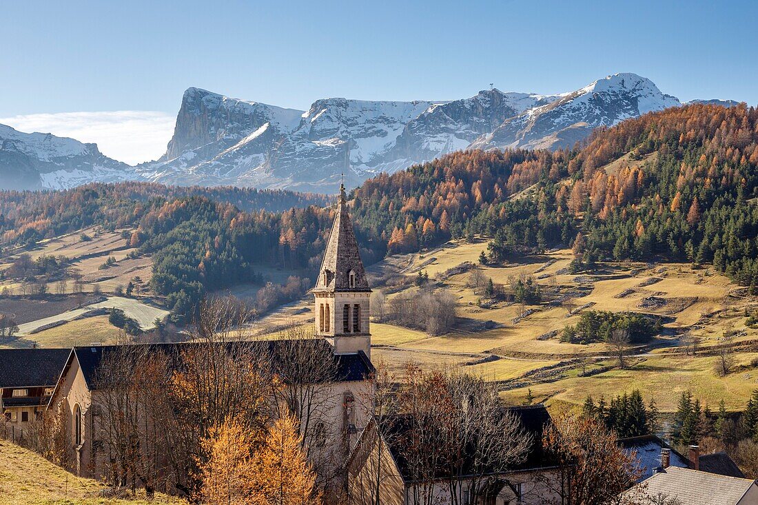 Frankreich, Hautes Alpes, das Dévoluy-Massiv, Saint Etienne en Dévoluy, die Kirche Saint Étienne, im Hintergrund das Plateau und der Gipfel des Bure (2709m)