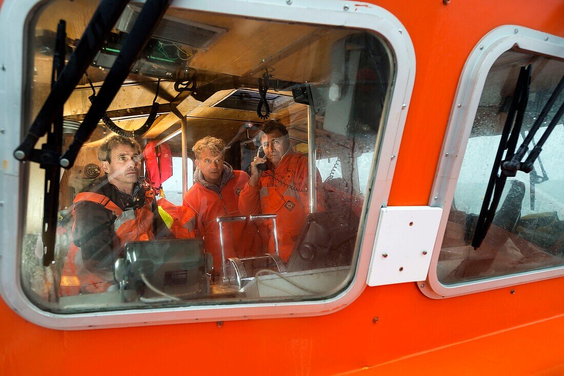 Frankreich, Gironde, Bassin d'Arcachon, lege-cap-ferret, Team der SNSM (Nationale Gesellschaft für Seenotrettung) von lege-cap-ferret, Bruno Orsini, Chef (links)