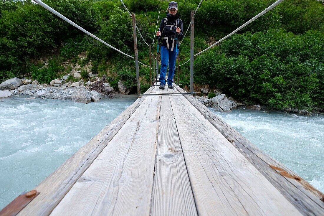 Frankreich, Isere, Saint-Christophe-en-Oisans, Brücke über den Fluss Vénéon