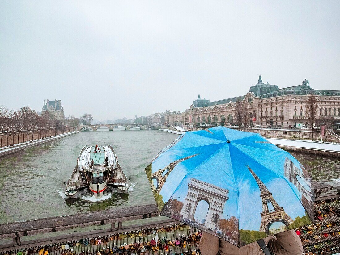 Frankreich, Paris, die Leopold-Sedar-Senghor-Fußgängerbrücke unter dem Schnee und die Ufer der Seine, die von der UNESCO zum Weltkulturerbe erklärt wurde