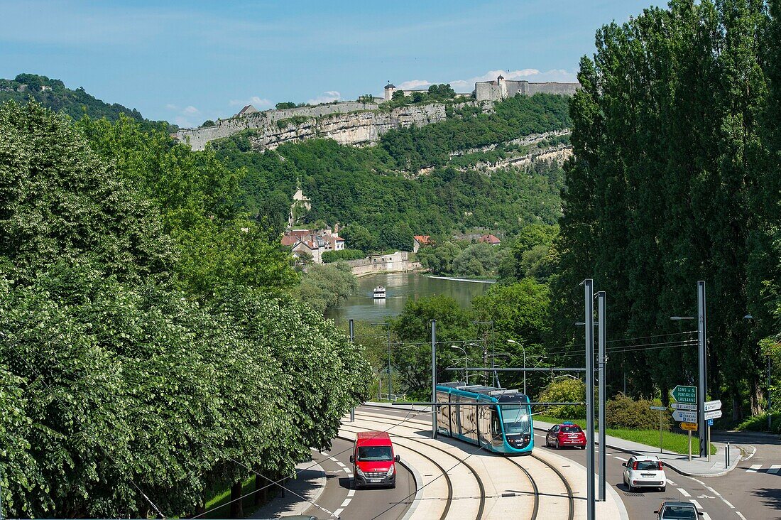 Frankreich, Doubs, Besancon, die Straßenbahn im Anstieg des Boulevard Charles de Gaulle und die Vauban-Zitadelle