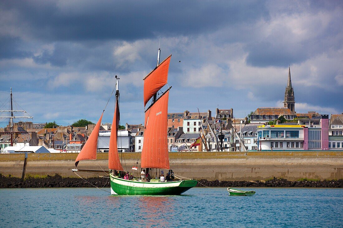 Frankreich, Finistere, Douarnenez, Festival Maritime Temps Fête, Le Grand Léjon, traditionelles Segelboot im Hafen von Rosmeur