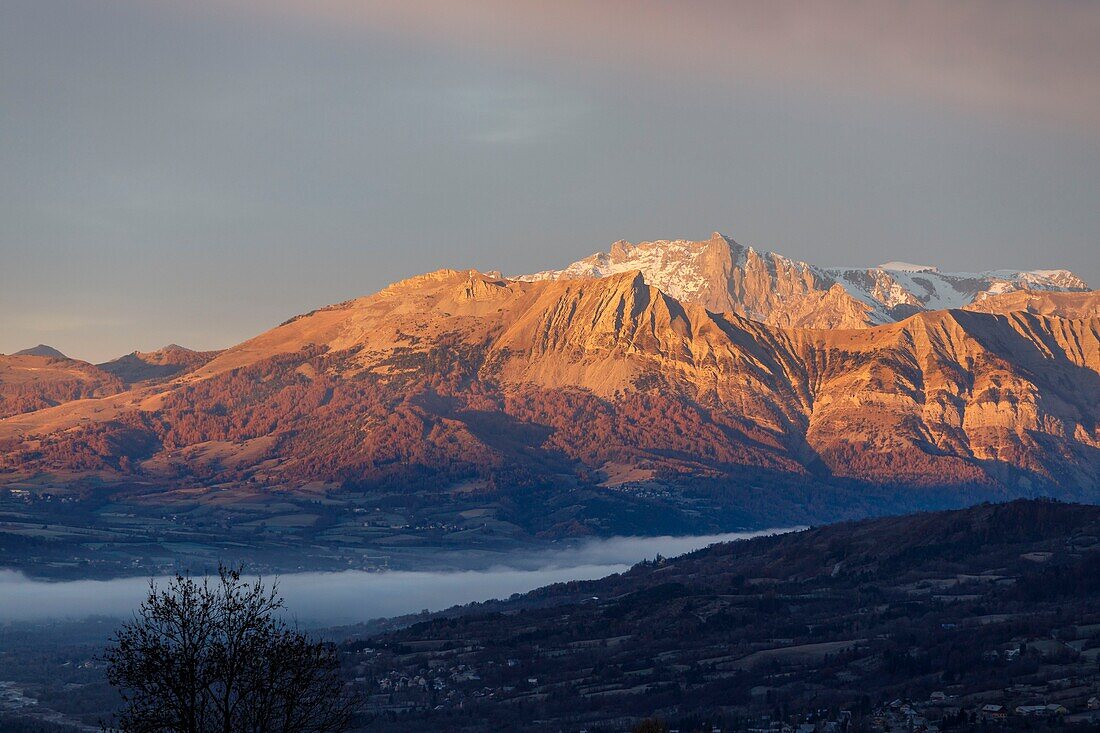 Frankreich, Hautes Alpes, Ecrins-Nationalpark, Orcieres, Sonnenaufgang auf dem Gipfel des Bure (2709m) vom Valgaudemar aus gesehen
